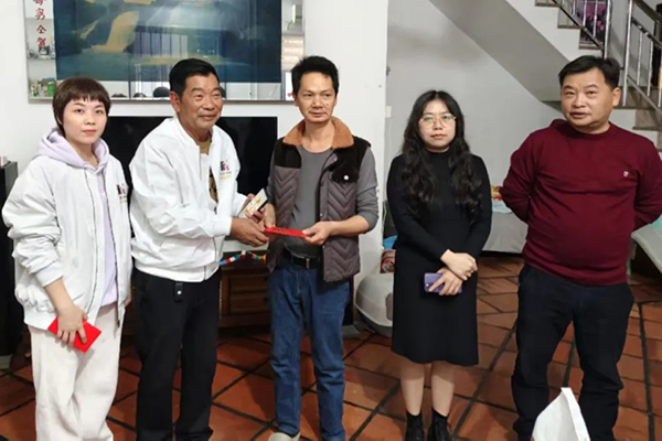 云霄縣云陵工業(yè)開發(fā)區(qū)領(lǐng)導(dǎo)、上坑村村委會領(lǐng)導(dǎo)與振牌集團(tuán)領(lǐng)導(dǎo)一行慰問困難群眾